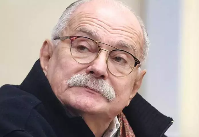 На 81-летии Михалкова собрался весь клан: 79-летняя жена в облегающем платье с разрезом, 4 детей и 14 внуков, правнуки