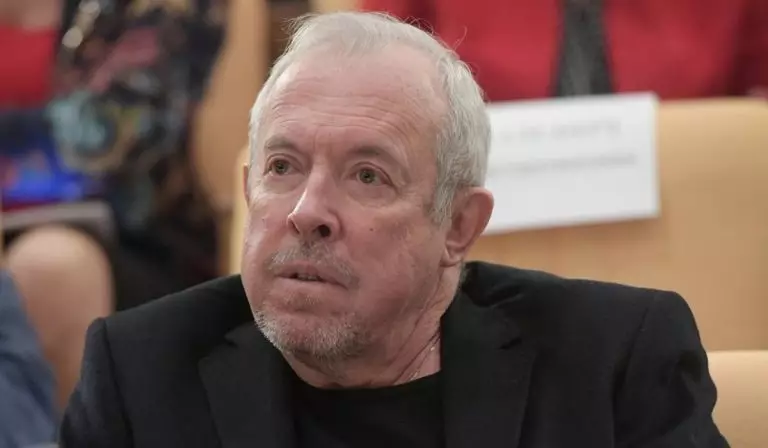 «Светится от счастья»: беременную жену 72-летнего Макаревича заметили на улице — и не смогли удержаться от восторженных слов