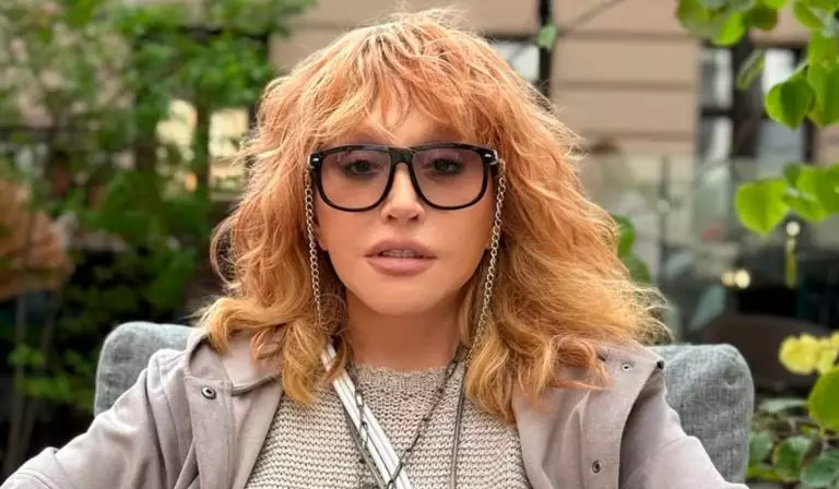Алла Пугачева в 77 лет надела ультракороткие шорты на прогулку с Галкиным. Публика в шоке от её ног