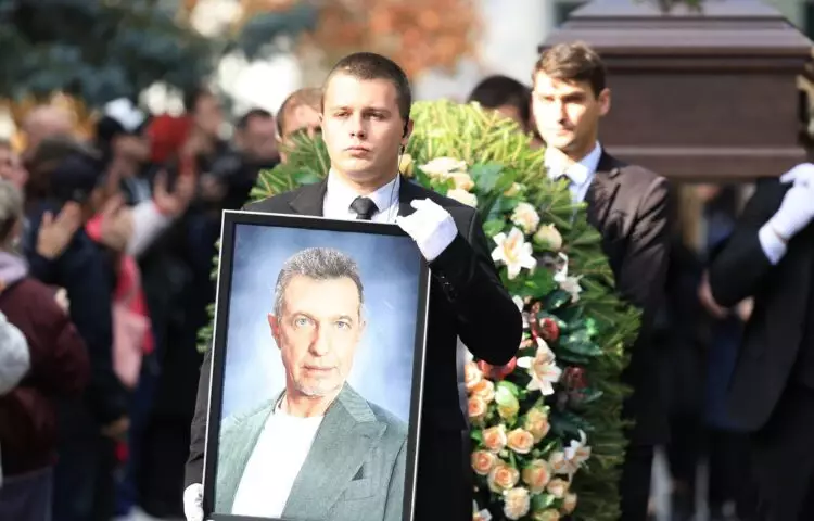 Стало плохо, когда гроб начали опускать в землю. 90-летней маме Соседова оказали первую помощь