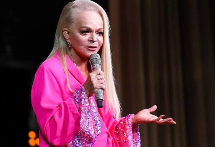 Долина отменяет концерты и винит сглаз: что происходит с 71-летней певицей