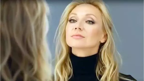 Муж — с рюмочкой, жена у плиты. Орбакайте готовит борщ для любимого мужа