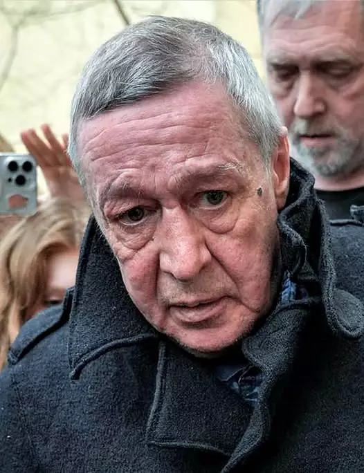 Прячется от объективов и избегает лишнего внимания: Ефремов явно не хочет, чтобы его замечали