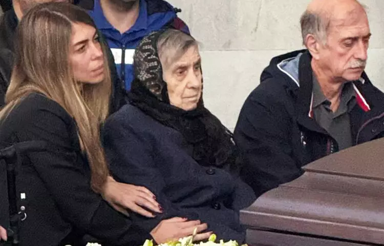 В Москве простились с Соседовым. 90-летняя мама не отводила глаз от rpoба, а Кудрявцева заливалась слезами